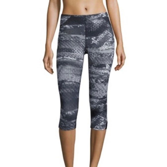 The North Face Pants - The North Face Motus II Capri Compression Tight Reptile Asphalt Gray, Medium